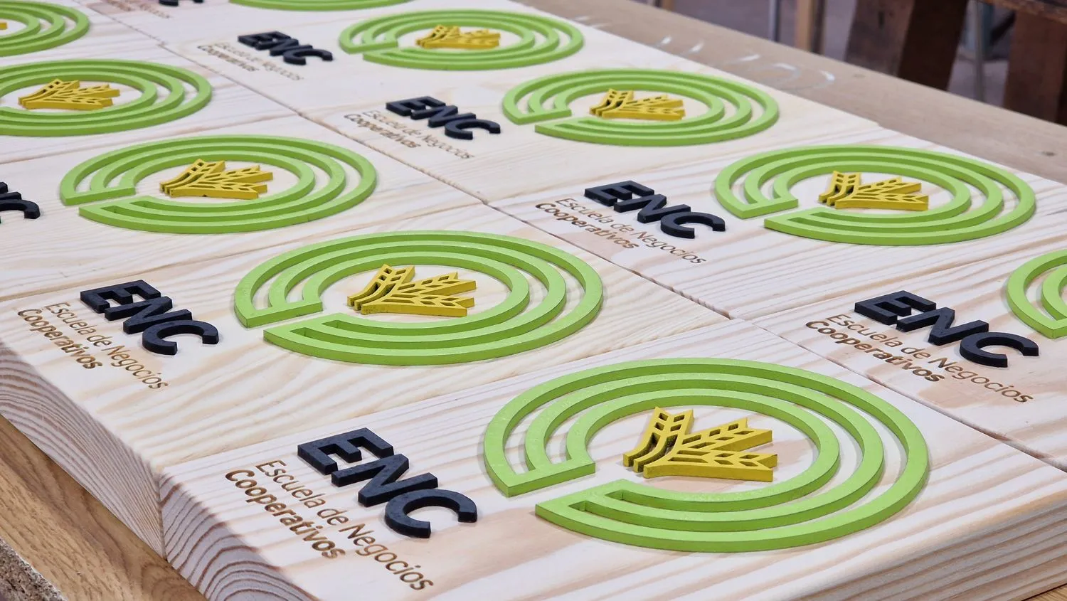 Tótems personalizados para escuela de formación