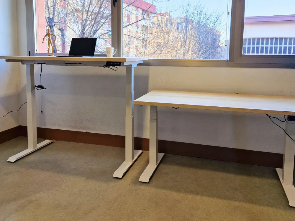 Escritorios elevables eléctricos con tablero de madera maciza